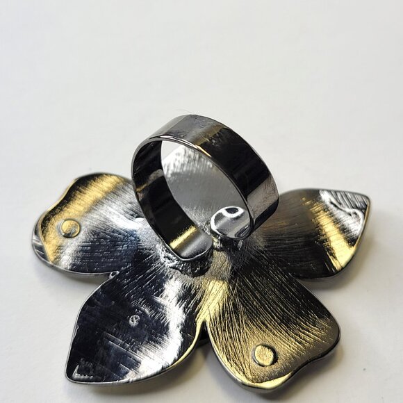 Statement Flower Stretch Ring, White Flower Enamel Adjustable Ring, Floral Ring - Picture 6 of 9